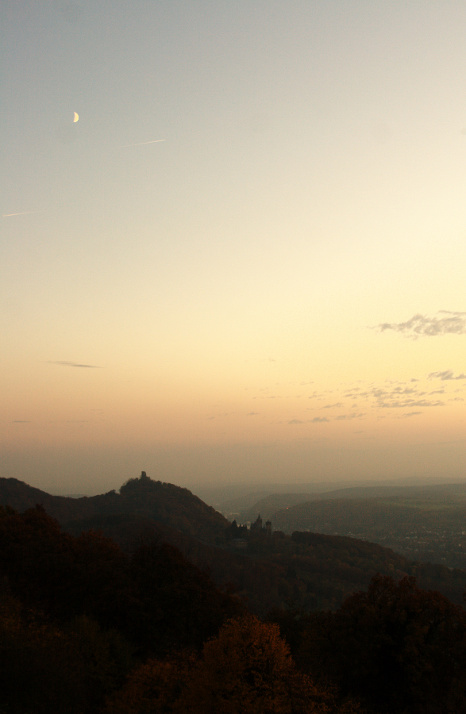 Drachenfels vom Petersberg am Abend